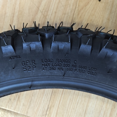 Carico al porto di Qingdao 3.00-18-18 Pneumatici off-road per motociclette con gomma naturale e acciaio di nylon