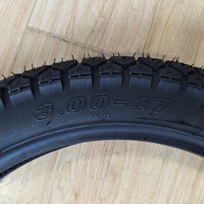 Pneumatici stradali da motocicletta 3.00-17 con natura standard e ragionevole in nero