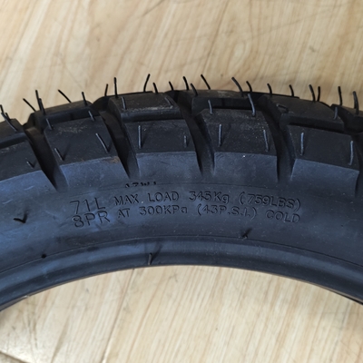 Dimensione pneumatico 120/80-18 Nero pneumatico senza tubo per moto adatta a tutti i terreni