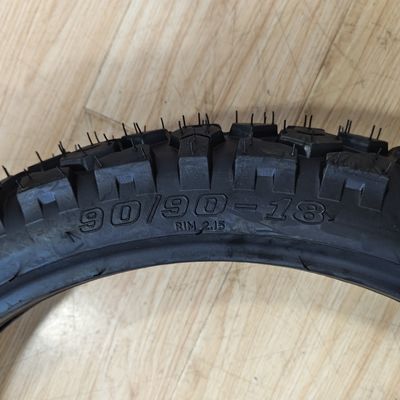 Materia prima Natura Gomma Acciaio Nylon Pneumatico senza tubi per moto 90/90-18 a diretto