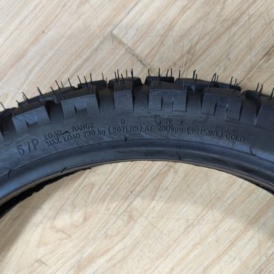 Materia prima Natura Gomma Acciaio Nylon Pneumatico senza tubi per moto 90/90-18 a diretto
