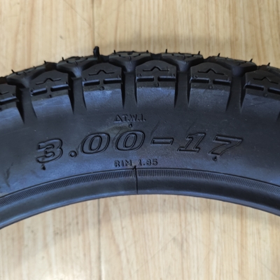 Pneumatici per motocicli da mercato di Qingdao 3.00-17 realizzati in gomma naturale, acciaio, nylon