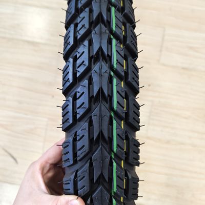 Porto di carico di Qingdao 3.00-18 Pneumatico per motociclette con involucro