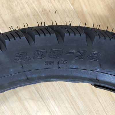 Porto di carico di Qingdao 3.00-18 Pneumatico per motociclette con involucro