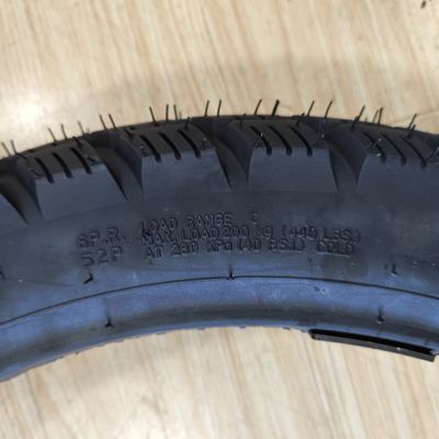 Porto di carico di Qingdao 3.00-18 Pneumatico per motociclette con involucro