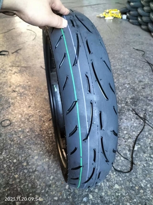 Pneumatici e tubi per motociclette Contenuto elevato di gomma 30%-45% OEM accettabile 120/70-17