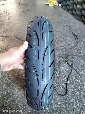 Pneumatici e tubi per motociclette Contenuto elevato di gomma 30%-45% OEM accettabile 120/70-17