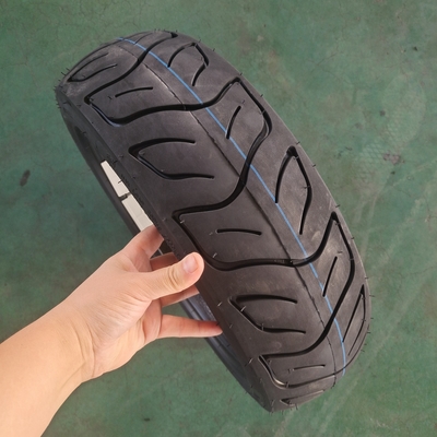 Porto di carico di Qingdao 130/70-13 Pneumatico nero per motociclette Taglia grossisti per i mercati nazionali