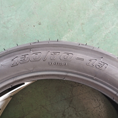 Porto di carico di Qingdao 130/70-13 Pneumatico nero per motociclette Taglia grossisti per i mercati nazionali