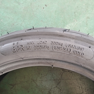 Porto di carico di Qingdao 130/70-13 Pneumatico nero per motociclette Taglia grossisti per i mercati nazionali