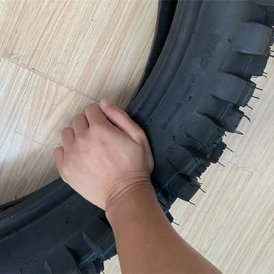 Pneumatico morbido 140/80-18 Pneumatico per motociclette per corse su terreni fuoristrada nel porto di Qingdao