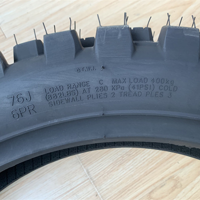 Pneumatico morbido 140/80-18 Pneumatico per motociclette per corse su terreni fuoristrada nel porto di Qingdao