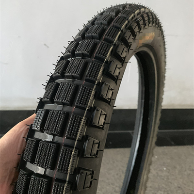 Porto di Qingdao carico Bajaj Boxer Pneumatico moto 3.00-18 con 20000 KM vita utile