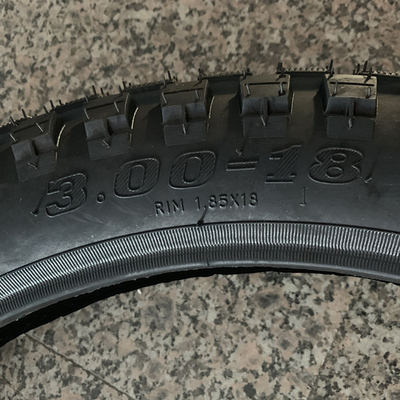 Porto di Qingdao carico Bajaj Boxer Pneumatico moto 3.00-18 con 20000 KM vita utile
