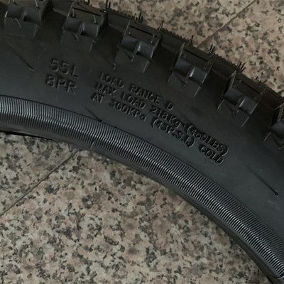 Porto di Qingdao carico Bajaj Boxer Pneumatico moto 3.00-18 con 20000 KM vita utile