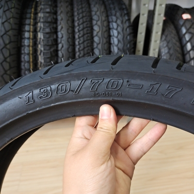 Pneumatici in gomma naturale 130/70-17 8PR Ricambi per motociclisti