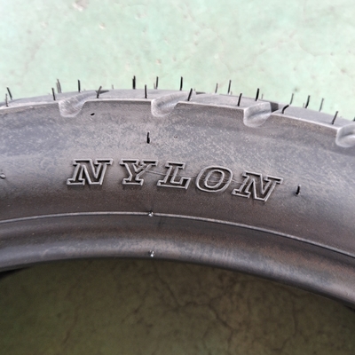 Prezzi accessibili 110/80-17 Natrual gomma gomma motocicletta con OEM accettabile in Vietnam