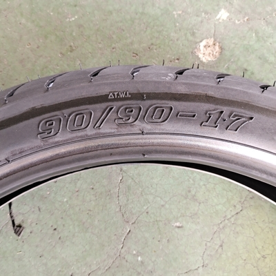 Rubber nero naturale 90/90-17 Pneumatico per motociclette per prestazioni durature