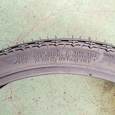 Carico di pneumatici per motocicli e tubi interni di pneumatici con tubi di gomma butila