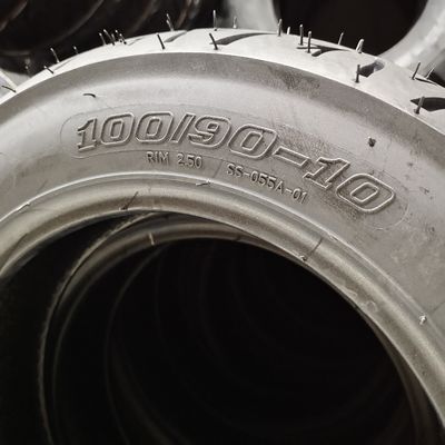 6pr/8pr Contenuto di gomma Tipo tubo pneumatici senza tubo per motociclette 100/90-10 con competitività