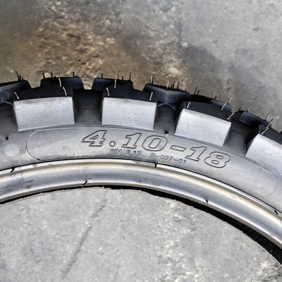 Pneumatici per motocicli Pneumatici neri diretti Pneumatici con involucro di colore resistente Pneumatici per motocicli 4.10-18