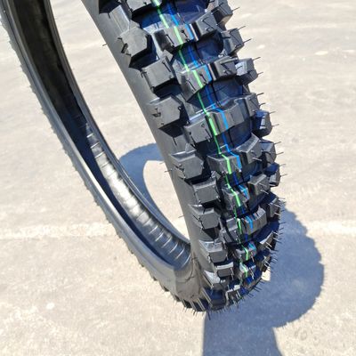 Contenuto di gomma del 35%-55% Lunga durata 3.00-17 Pneumatici per motociclette Motocross per prestazioni massime
