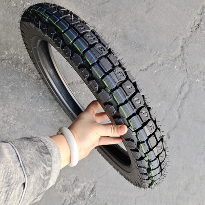 3.00-18 Natrual gomma pneumatico per motociclette per Qingdao porto di carico