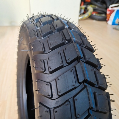 Contenuto di gomma superiore del 35%-55% 120/90-10 Pneumatici per motociclette destinati alla vendita nel porto di Qingdao