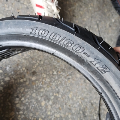Pneumatici di gomma naturale per biciclette elettriche con OEM accettabile in taglia 100/60-12