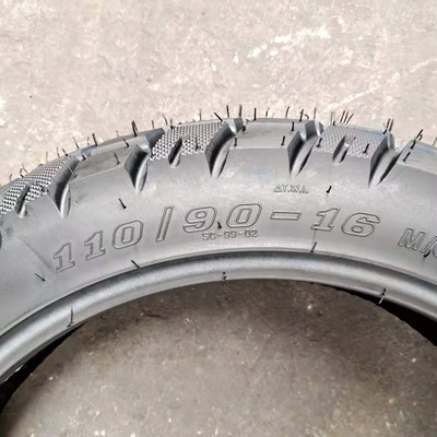 Pneumatici per motocicli senza tubi con contenuto di gomma compreso tra il 35% e il 55%