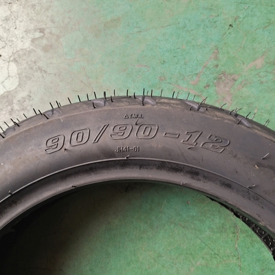 Porto di carico Qingdao cinese 90/90-12 Pneumatici pesanti senza tubo per motociclette con involucro