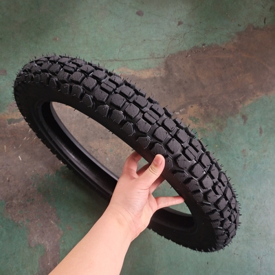 Contenuto di gomma del 35%-55% Pneumatici per motocicli di gomma naturale 3.00-18 Pneumatici senza tubi al meglio