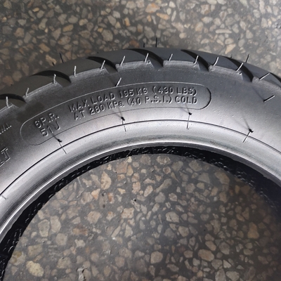 Contenuto di gomma del 35%-45% Pneumatici senza tubi per motociclette 3.50-10 350 10 con materiale durevole