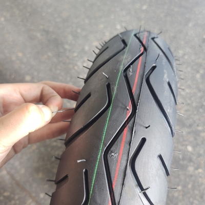 Contenuto di gomma del 35%-45% Pneumatici senza tubi per motociclette 3.50-10 350 10 con materiale durevole