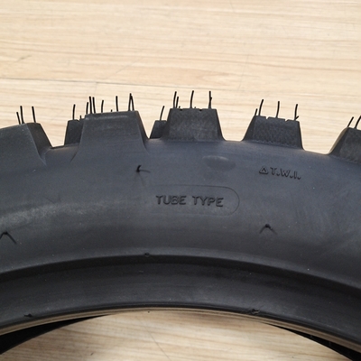 Pneumatici per motociclistici in acciaio di nylon di gomma naturale 140/80-18 Pneumatici morbidi 6pr/8pr per prestazioni