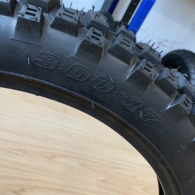 5000 pcs al giorno pneumatici per moto Maxxis per Bajaj Boxer 300-17 Contenuto di gomma 35%-55%