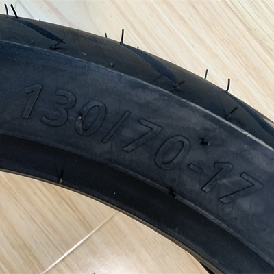 Deep Design pneumatico Shinko moto 130/70-17 per il design del battistrada profondo