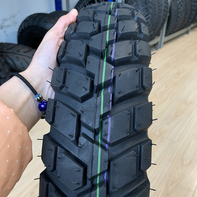 Porto di Qingdao carica pneumatici per motociclisti per il mercato africano