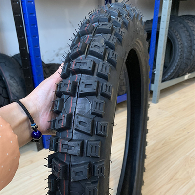 Produrre 5000 pezzi al giorno con la macchina per il riciclaggio di pneumatici da motocicletta 300-17