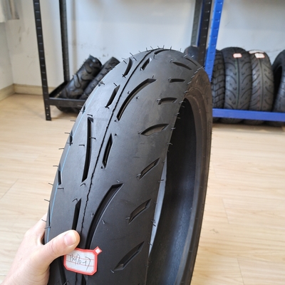 35%-55% di contenuto di gomma Casco del pneumatico 130/70-17 Pneumatici per motocicli e pneumatici durevoli