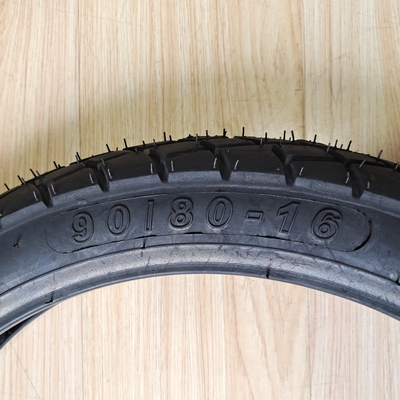 90/80-16 Pneumatico nero con involucro Pneumatico per moto perfetto per le vostre esigenze commerciali