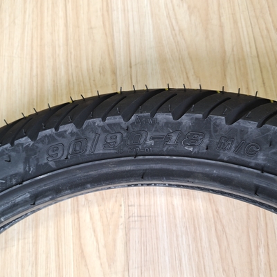 Contenuto di gomma 35-55% 90/90-18 Pneumatici per motociclette per la natura Materia prima gomma acciaio nylon