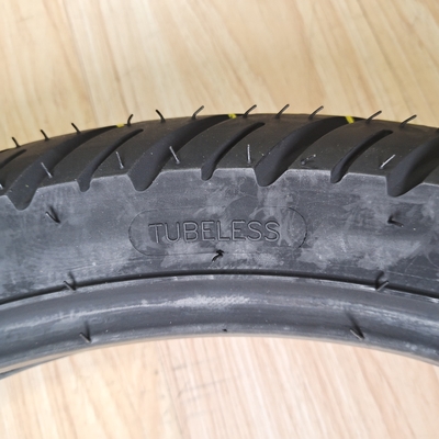 Contenuto di gomma 35-55% 90/90-18 Pneumatici per motociclette per la natura Materia prima gomma acciaio nylon