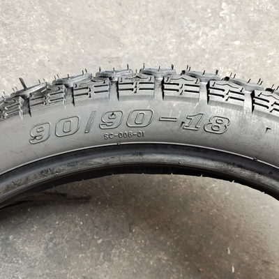 Capacità di produzione 5000pcs al giorno Pneumatici per motociclette Pneumatici 90/90-18 Casco di pneumatici senza tubi
