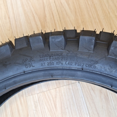 Pneumatici da moto 110/90-18 8PR per il mercato venezuelano Contenuto di gomma nera 35%-55% Durable