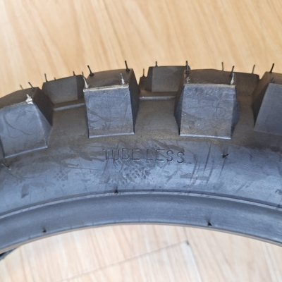 Pneumatici da moto 110/90-18 8PR per il mercato venezuelano Contenuto di gomma nera 35%-55% Durable