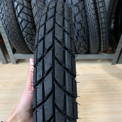130/70-17 300-18 Pneumatici per motociclette per una lunga durata di 20000 KM nel porto di Qingdao