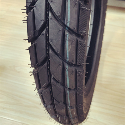130/70-17 300-18 Pneumatici per motociclette per una lunga durata di 20000 KM nel porto di Qingdao