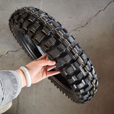 Pneumatico nero 4.60-17 per motociclette con materiale di gomma naturale e design senza tubi