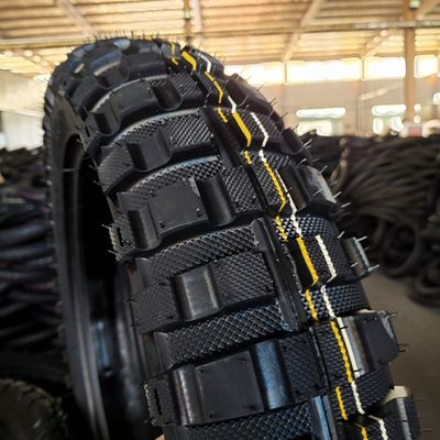 Pneumatico nero 4.60-17 per motociclette con materiale di gomma naturale e design senza tubi